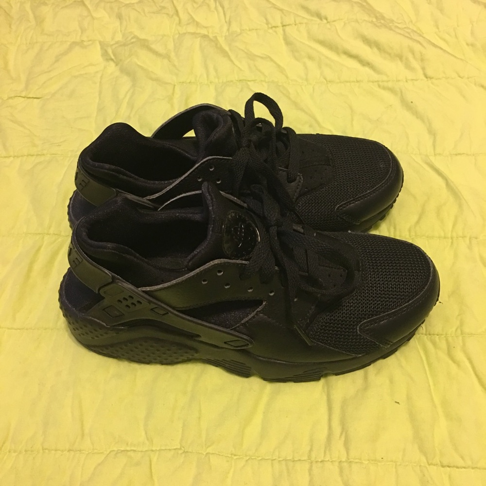 All Black Nike Huarache